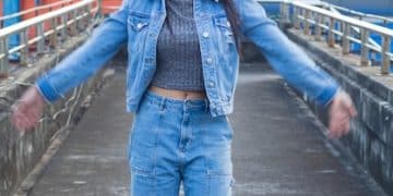 Análisis de tendencias: ¿Siguen vigentes los pantalones de campana en la moda femenina de 2025? - Cover Image