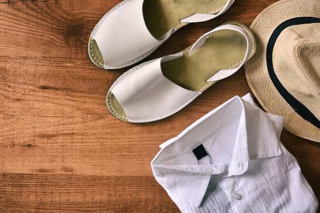 A collage showcasing different footwear options for men's linen shirts: white leather sneakers, brown leather loafers, espadrilles and boat shoes.