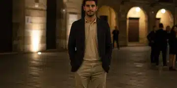 Hombre español con blazer informal y polo de punto en evento nocturno, reflejando tendencias 2025