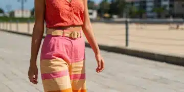 Mujer elegante combinando colores vibrantes en su vestuario de verano 2025