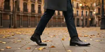 Calzado Masculino Otoño 2025: 6 Tendencias Imprescindibles en España Hombre elegante con botas de cuero en una calle otoñal de España, destacando las tendencias de calzado masculino para 2025.