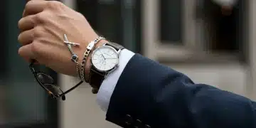 Hombre con accesorios de moda masculina: reloj, pulsera, pisacorbatas, gemelos, gafas de sol