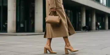 Mujer elegante con bolso estructurado y zapatos de tacón bloque, tendencias 2026